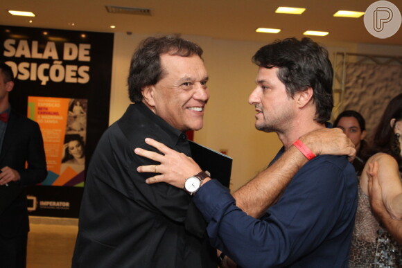 Marcelo Serrado e Dennis Carvalho se encontram em 'Prêmio APTR de Teatro' no Rio de Janeiro