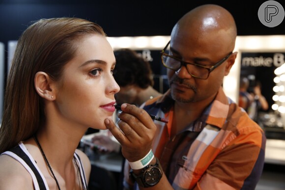 Sophia Abrahão foi maquiada por Alê de Souza nos bastidores do desfile da Coca-Cola Jeans  
