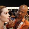 Sophia Abrahão foi maquiada por Alê de Souza nos bastidores do desfile da Coca-Cola Jeans  