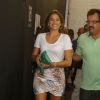 Bruna Marquezine chegou ao Fashion Rio por volta das 21h e foi direto para o backstage se preparar para o desfile