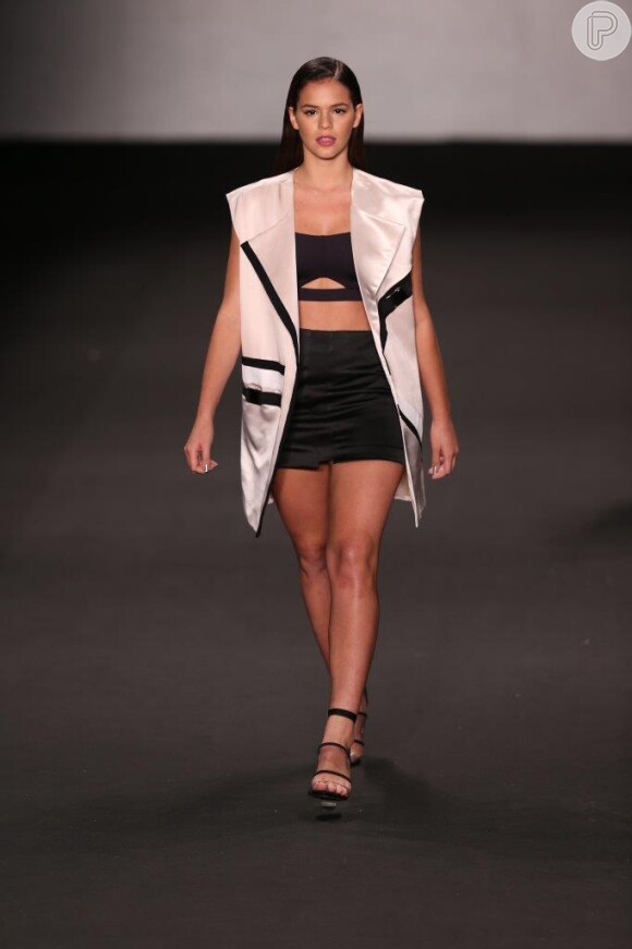 Bruna Marquezine é o destaque do desfile da Coca-Cola Jeans, no Fashion Rio, em 9 de abril de 2014