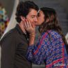 Laerte (Gabriel Braga Nunes) e Luiza (Bruna Marquezine) se beijam com paixão, em 14 de abril de 2014, na novela 'Em Família'