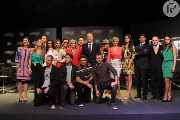 Roberto Justus com os 15 candidatos ao prêmio de R$ 1 milhão que será dado na final do reality show