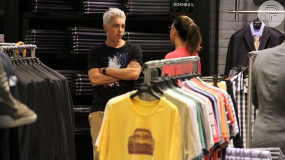 Mariana Rios e Di Ferrero conversam no interior de loja em shopping do Rio; cantor está de visual novo, com os cabelos descoloridos, em 22 de janeiro de 2013