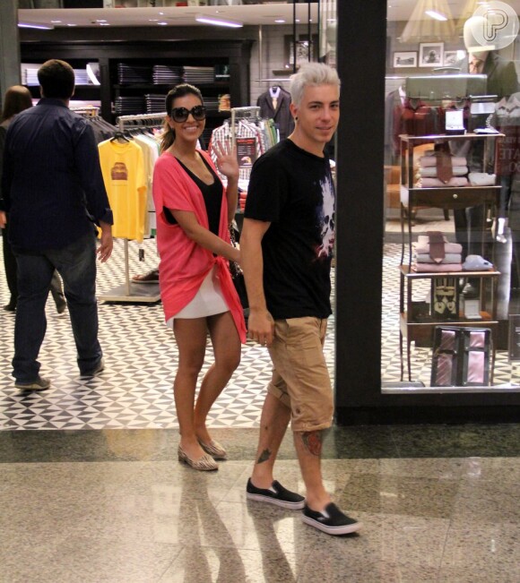 Mariana Rios e Di Ferrero deixam loja de shopping do Rio