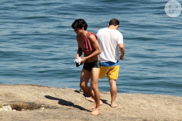 Ao chegar à praia, André Gonçalves foi logo para a pedra do Arpoador