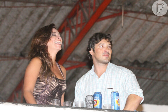 Suzana Pires marca presença com o namorado, Diogo Sacco, na quadra da Viradouro para ser homenageada em 22 de janeiro de 2013