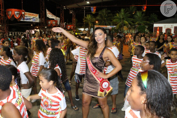 Suzana Pires dança entre as crianças na quadra da Viradouro