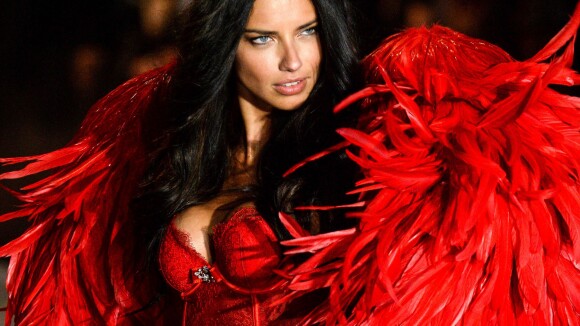Adriana Lima convida Príncipe Harry para assistir desfile da Victoria's Secret