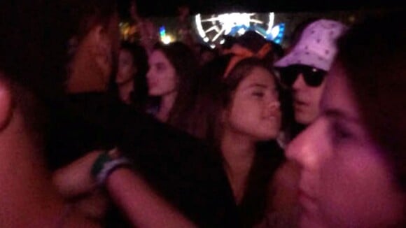 Justin Bieber e Selena Gomez são flagrados juntos no festival Coachella