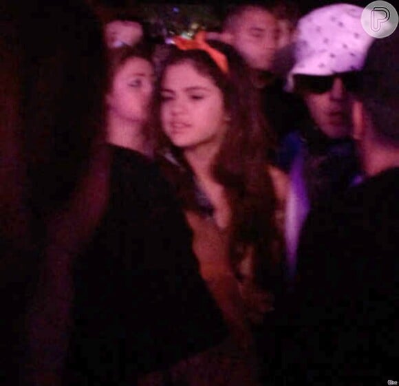 Justin Bieber e Selena Gomez curtem show juntos no Coachella