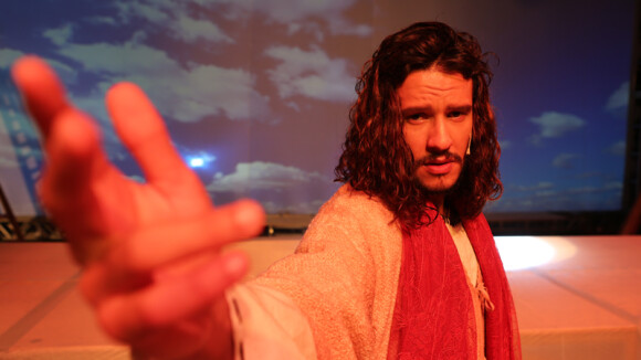 Nando Rodrigues muda visual para viver Jesus Cristo no teatro: 'De cara nova'