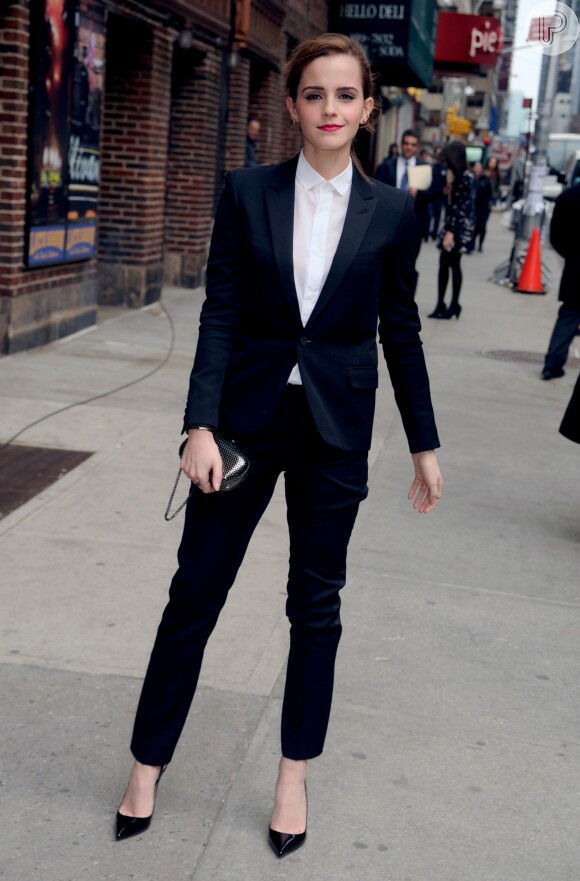 Emma Watson veste conjunto Saint Laurent no estilo boyish