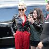 Miley Cyrus usa macacão com pegada tomboy