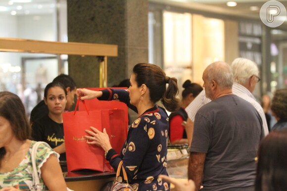 Fátima Bernardes faz compras de Páscoa nesta quarta-feira, 16 de abril de 2014, no Rio Design Barra, Zona Oeste do Rio de Janeiro