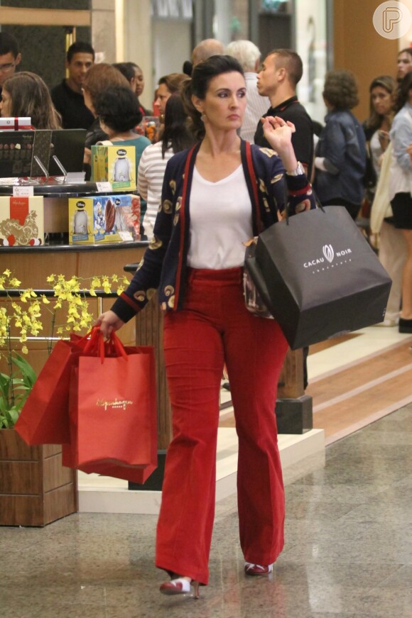 Fátima Bernardes faz compras de Páscoa nesta quarta-feira, 16 de abril de 2014, e deixa shoppingo carregando várias sacolas, no Rio de Janeiro
