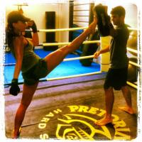 Sabrina Sato mostra flexibilidade durante treino de muay thai