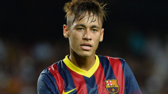 Neymar sofre nova lesão e fica afastado dos campos por um mês