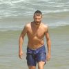 Rodrigo Hilbert mostra corpo em forma após mergulho na praia do Leblon, no Rio de Janeiro