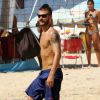 Rodrigo Hilbert curte o feriado da Sexta-Feira Santa na praia do Leblon, na Zona Sul do Rio de Janeiro