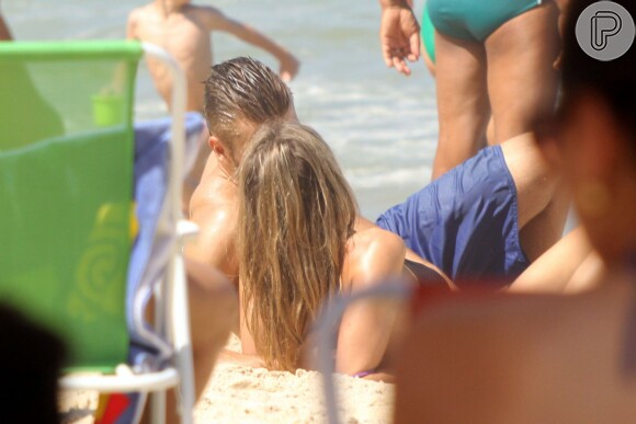 Fernanda Lima beija Rodrigo Hilbert na praia do Leblon, na Zona Sul do Rio de Janeiro, em 18 de abril de 2014