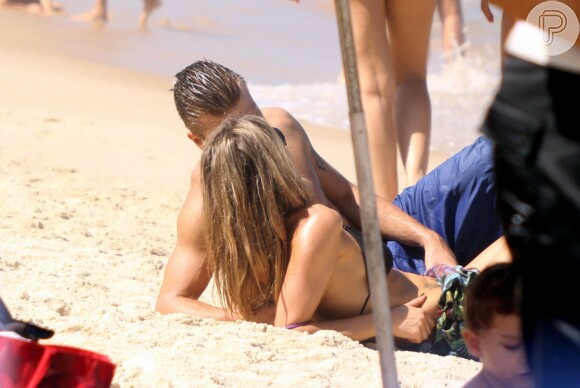 Fernanda Lima e Rodrigo Hilbert são flagrados em clima de romance na praia