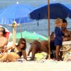 Fernanda Lima curte dia de folga com a família, na praia do Leblon, na Zona Sul do Rio de Janeiro