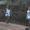 Com colar cervical, Isis Valverde passeia com amigos na cidade de Aiuruoca, em Minas Gerais 