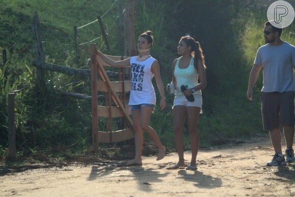 Isis Valverde passeia com amigos e primos em fazenda de Aiuruoca, em Minas Gerais