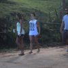 Com colar cervical, Isis Valverde passeia com amigos na cidade de Aiuruoca, em Minas Gerais