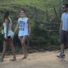 Com colar cervical, Isis Valverde passeia com amigos na cidade de Aiuruoca, em Minas Gerais 