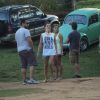 Com colar cervical, Isis Valverde passeia com amigos na cidade de Aiuruoca, em Minas Gerais