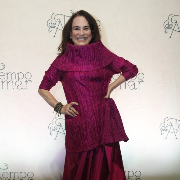 Regina Duarte usou uma chamativo look de seu acervo pessoal no lançamento da novela 'Tempo de Amar', realizado na Confeitaria Colombo, no Rio de Janeiro, nesta terça-feira, 29 de agosto de 2017