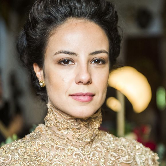 Andreia Horta, que vive a personagem Lucinda nos anos 1920, onde o machismo era muito forte, se posiciona sobre o assunto: 'Uma ação machista não é só o cara matar e estuprar uma mulher, existe uma série de violências.'