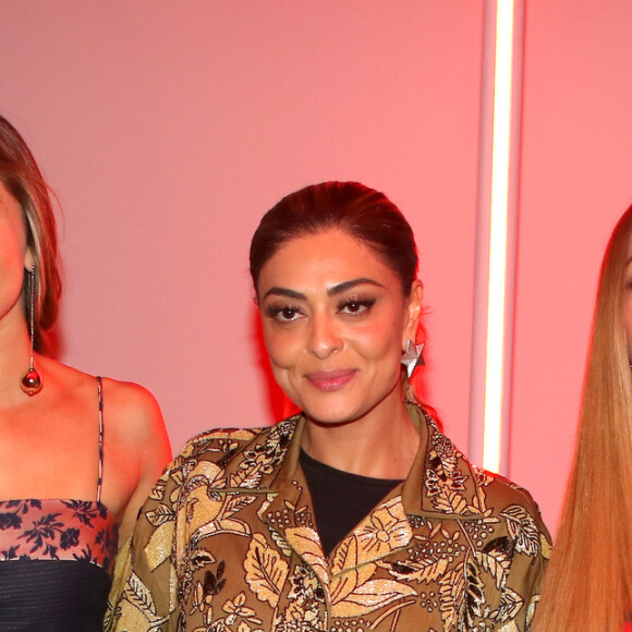 Sabrina Sato posou com Grazi Massafera e Juliana Paes na São Paulo Fashion Week nesta quarta-feira, 30 de agosto de 2017