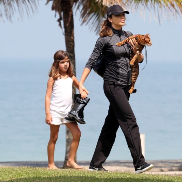 Grazi Massafera é mãe da pequena Sofia, clicada se divertindo com gato em praia