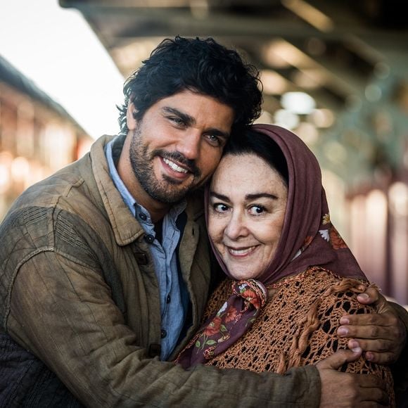 Inácio é um camponês humilde que mora no vilarejo de Sobreiro, em Portugal, com a tia Henriqueta (Nívea Maria), na novela 'Tempo de Amar'