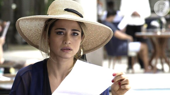 Sandra Helena (Nanda Costa) descobre que o testamento de Dona Marieta (Camila Amado) está sendo contestado, na novela 'Pega Pega'