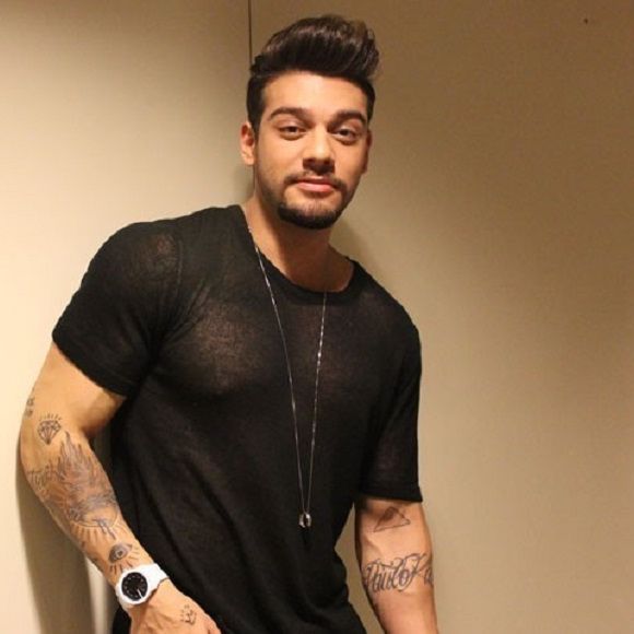 'Minha mãe não pode ver ninguém famoso que já quer postar na rede social', afirmou Lucas Lucco