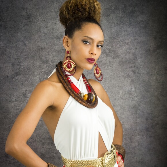 'Quando eu era adolescente, não ficava confortável sem roupas. Tenho estria desde que meu corpo se desenvolveu, e isso era um pavor', lembrou Taís Araújo