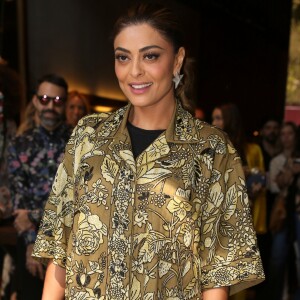 Juliana Paes optou por brincos prateados em forma de estrela para prestigiar a São Paulo Fashion Week nesta quarta-feira, 30 de agosto de 2017