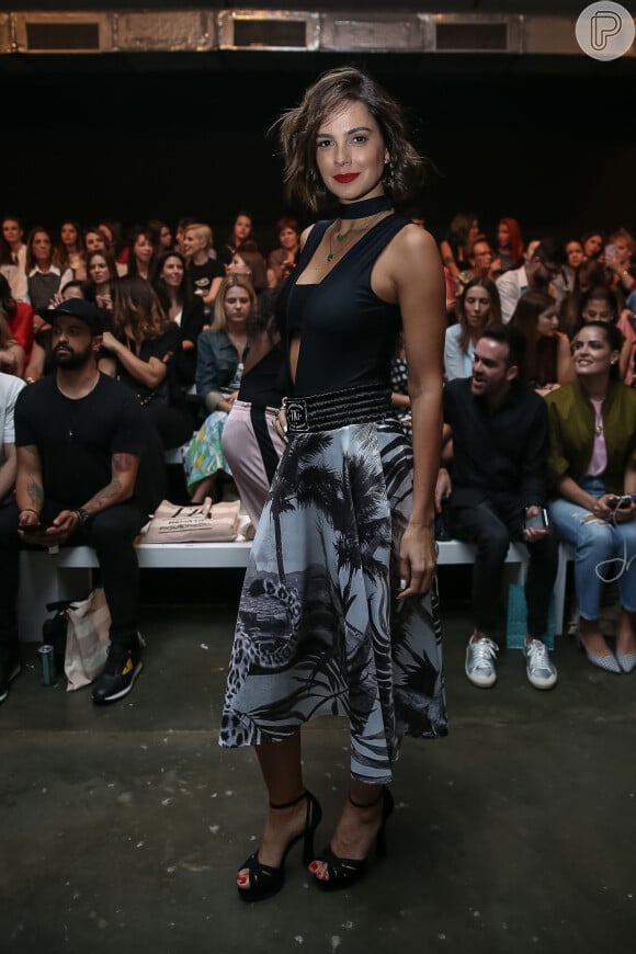 Vera Viel combinou o body Tigresse com saia midi armada da mesma marca na São Paulo Fashion Week, realizada nesta quarta-feira, 30 de agosto de 2017