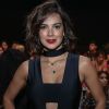Vera Viel optou por acessórios com pedras verdes e batom vermelho para prestigiar a São Paulo Fashion Week nesta quarta-feira, 30 de agosto de 2017