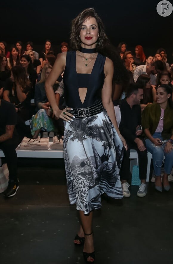 Vera Viel surpreendeu ao surgir com um ousado body decotado na São Paulo Fashion Week desta quarta-feira, 30 de agosto de 2017