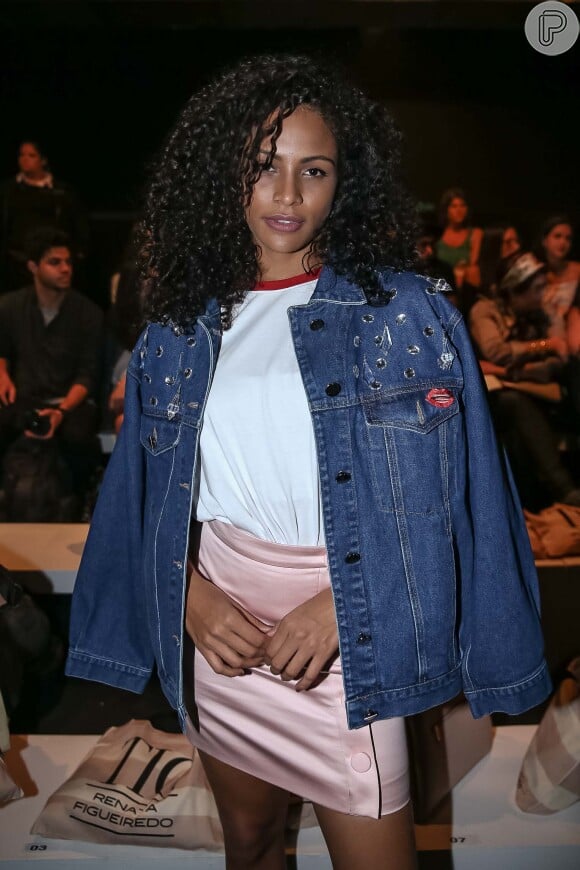 Monalysa Alcântara usou brincos Rincawesky e cobriu o look com jaqueta jeans Andressa Salomone na São Paulo Fashion Week