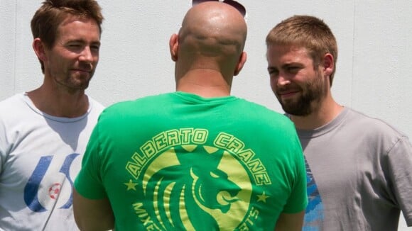 Vin Diesel posta primeira foto com irmãos de Paul Walker no set