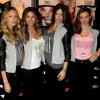 Candice Swanepoel, Lily Aldridge, Adriana Lima e Miranda Kerr posam juntas no Victoria's Secret Angel Holiday