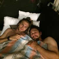 James Franco faz selfie na cama com o ator Keegan Allen: 'Hora de pirar'