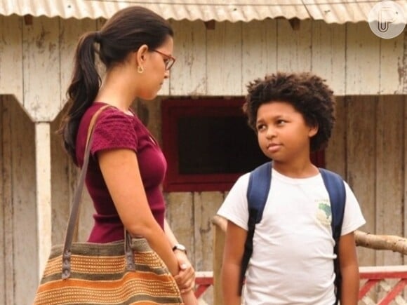 Celina (Mariana Rios) promote a Nilson (JP Rufino) que vai ajudá-lo a procurar seus pais