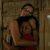 'Além do Horizonte': Celina (Mariana Rios) ajuda Nilson a achar pais biológicos